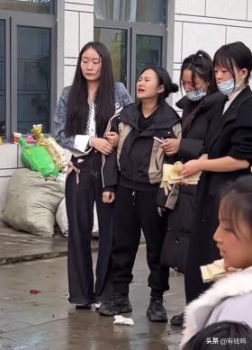 32歲“云南阿奎”去世，妻子曬全家福悼念，家人跪地拿刀引熱議