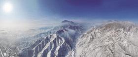 雪覆賀蘭山，壯麗巍峨景