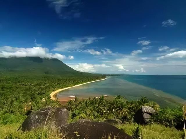 納土納群島，地理位置重要，主權(quán)歸屬印尼，與中國(guó)南海相關(guān)。，（注，該標(biāo)題簡(jiǎn)潔地概括了納土納群島的地理位置重要性，以及其主權(quán)歸屬印尼的現(xiàn)狀，同時(shí)與中國(guó)南海的相關(guān)聯(lián)性進(jìn)行了簡(jiǎn)要提及。）-圖6